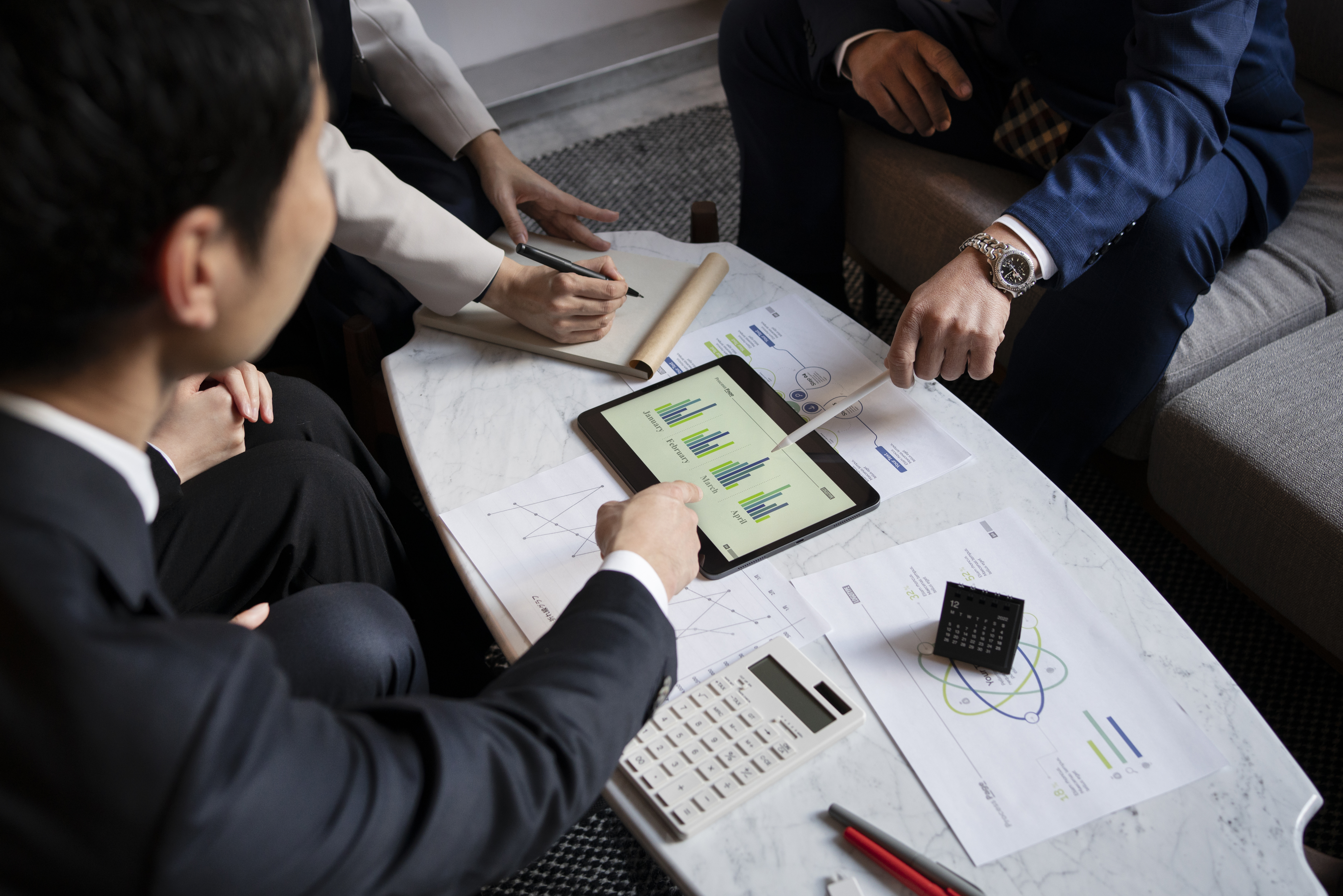 Physical vs derivatives, leverage considerations